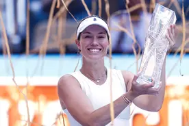 【WTA1000迈阿密站】即将退役的柯林斯战胜莱巴金娜，首夺大师赛冠军图片