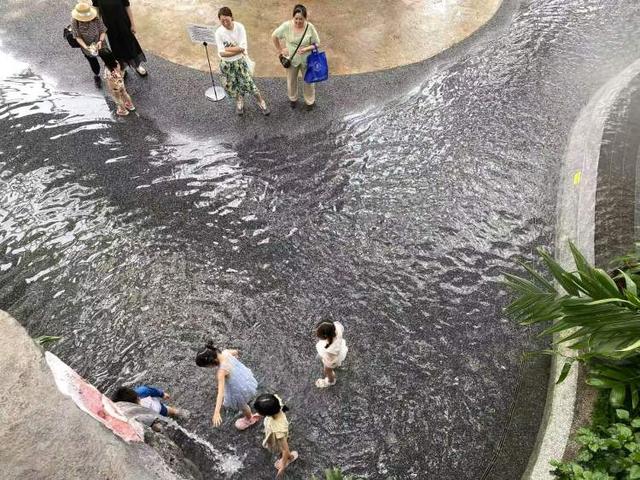 溯溪正流行，魔都也有都市版溯溪！从温室热带雨林的嬉水浅滩到Plus版白沙滩，玩出夏天的清凉感
