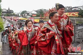 七夕节将至 南京秦淮河畔举行集体婚礼上演“中式浪漫”图片