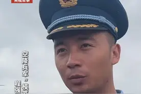 “长大我当空降兵” 汶川地震举横幅的男孩梦想已经实现了图片