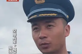 “长大我当空降兵” 汶川地震举横幅的男孩梦想已经实现了图片