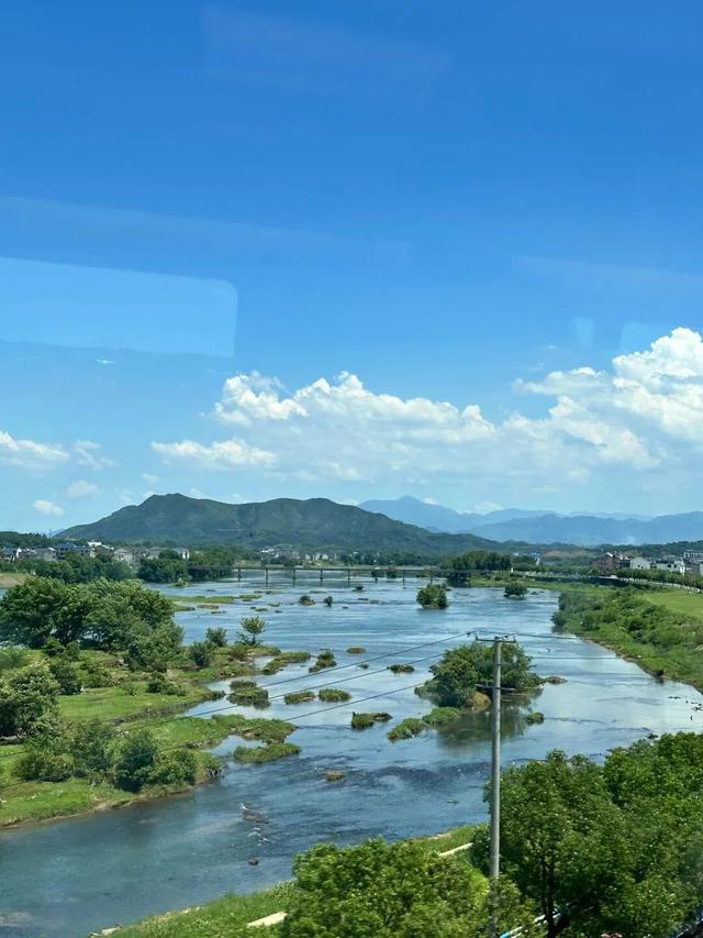 赣鄱青黛处，水墨映归程