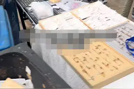 女子交300元后摆摊，遭管理人员刁难，还被四个垃圾桶围挡？多方回应图片