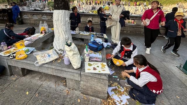 新视界｜济南护城河公园：泉水清清映垂柳 黄叶菊花别样新