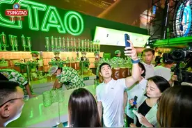 世界冠军逛啤酒节：青岛啤酒原浆真赞图片