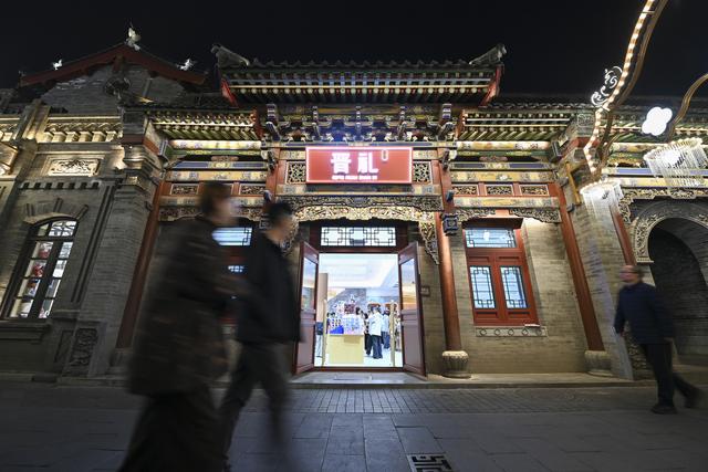 在太原钟楼街品味古今交融的烟火气