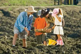 下地干活了！带上铲子和筛子，在这里玩土能捡钻石！图片