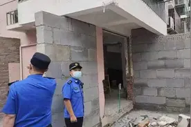 居民楼底层71平方米房内，5处承重墙被敲毁图片