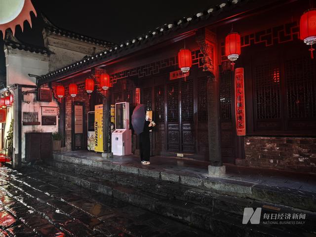 现场｜“他是我们中国人的榜样”  从清华园到四古巷，各界共缅杨振宁
