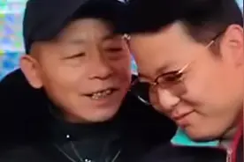 饶才鹏在湖北咸宁认亲，母亲：没想到还能吃到儿子喂的汤圆图片