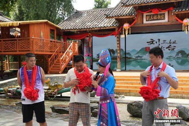 广西民族文化假期受青睐 刘三姐故里游人如织