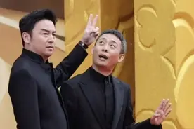 颁奖结束了都别走 一起哈啤酒吃蛤蜊 华表奖现场含“青”量超高,黄渤黄晓明青岛话推介家乡图片