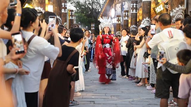 “秘境丹寨”沉浸式玩法 引爆“夜间经济”新引擎