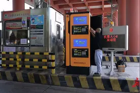 怀化：智慧高速收费机器人上岗图片