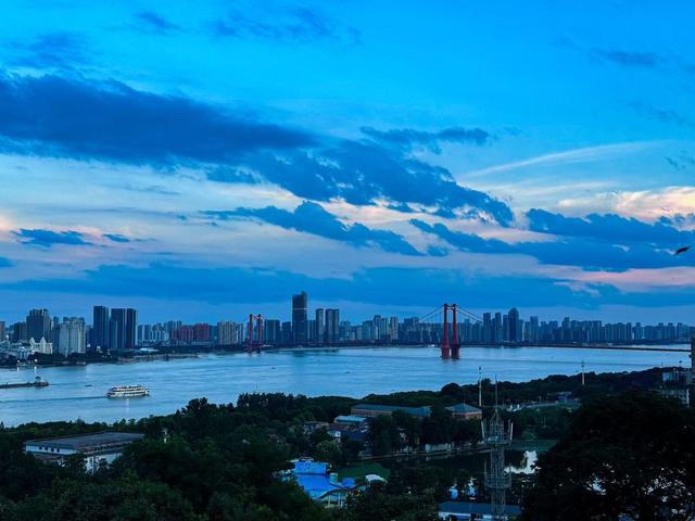 武汉人私藏的“云端观景台”——在龟山，尽览黄鹤楼与长江胜景