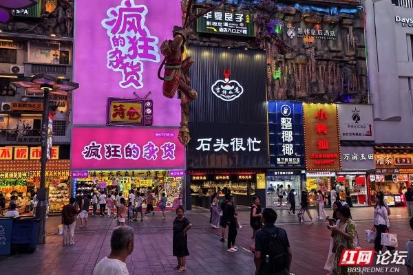 阵雨之后的黄兴路步行街，尽显长沙韵味