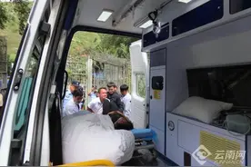 云南腾冲边检紧急开通“绿色通道”护送受伤公民入境就医图片