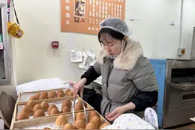 火了！学计算机的重庆姑娘，在青开起烤馒头店，一天能卖两千元图片