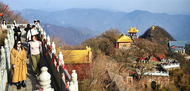 深秋王屋山登高赏奇景 地质公园层林尽染