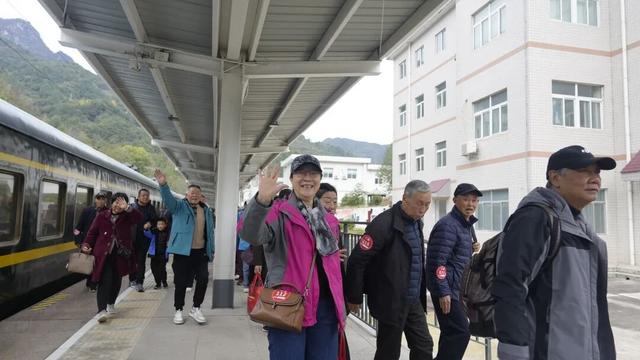首趟！宝鸡至徽县旅游专列到站，千名游客沉浸式打卡“陇上江南”
