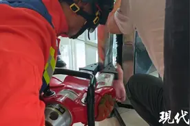 男童脚卡旋转门，暑假当心熊孩子“花式被卡”图片