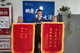 两面锦旗牵出暖心故事！真情巴士好司机长达四年暖心照顾邻里图片