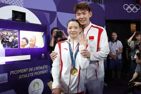 发布会现场撒狗粮，黄雅琼笑言向奶爸郑思维学习视频封面