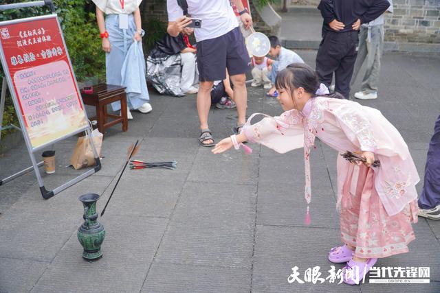 游客“一秒穿越大明”  锦屏隆里古城焕新迎客