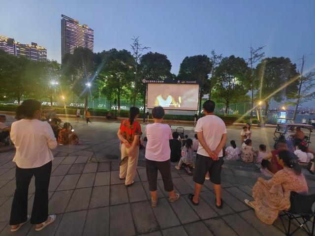 大武汉一日 | 在汉阳江滩看电影，我穿越回童年