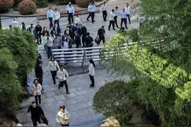 热闻|雷军回武大被热情围观，学生秒变“迷弟迷妹”！今晨又携小米汽车亮相樱花树下图片