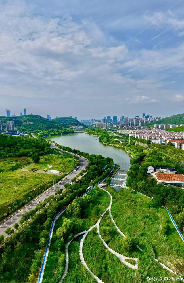 俯瞰龙鼎滨河公园，满眼翠绿清凉一夏