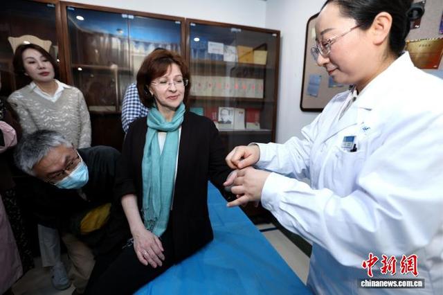 外国医学专家学者郑州感受中医绝技与智慧科技