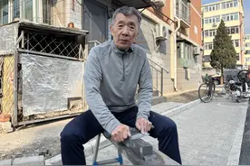 老人十年为社区居民磨菜刀万余把，从未收取一分钱图片