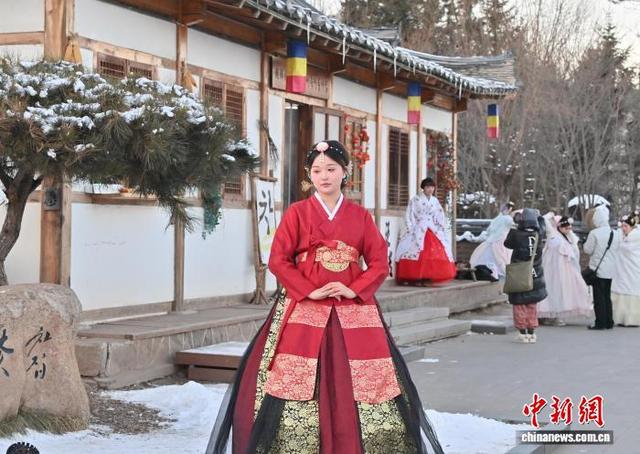 延吉民俗园旅拍火热 冰雪难挡游客热情