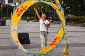 外滩的清晨被老外“包场”？只为追这条会飞的“中国龙”！丨街拍黄浦图片