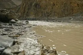 军旗下的誓言：清澈的爱，只为中国！