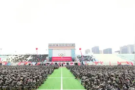 潍坊学院举行2024级新生开学典礼暨军训总结表彰大会图片