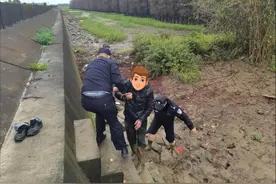 江门新会：男子酒醉陷泥里 幸有民警“搭把手”图片