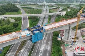 成渝中线高铁重庆段最大跨度连续梁合龙图片