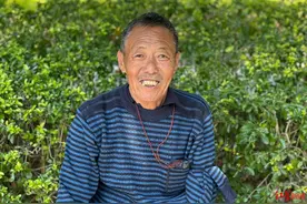 74岁独臂老人跳水勇救落水女童：用右手托举起孩子，“做好事，下次遇到还会救”图片