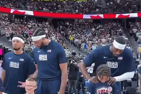 昨日美国男篮热身赛入场仪式，库里的球童几乎和他一样高图片