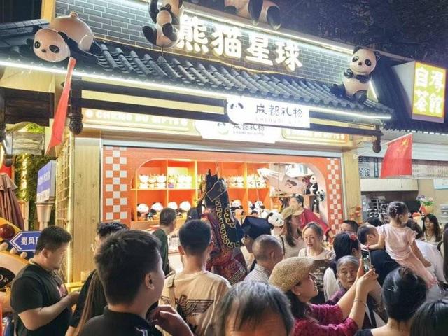以场景创新撬动消费活力 国庆假期“成都礼物”成为文旅新引擎
