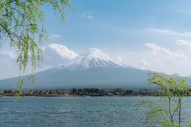 打破纪录！日本富士山今年迟迟未现“雪顶”图片