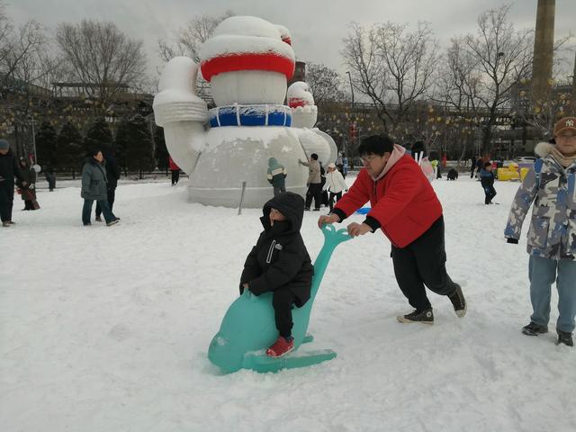 市民在首钢园游玩赏雪
