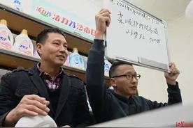 戴上老花镜，给“宝宝”们直播带货！成都国货涅槃记：爆卖“500万”，以真诚换善良图片