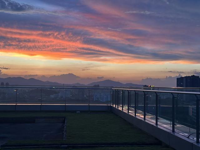 最美松湖｜天空发福利啦！松山湖今日份“浪漫”请收好→