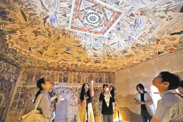 今年央美首批“文物医生”毕业，1:0.7比例复刻重现千年敦煌