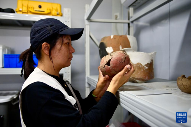 新华社丨徒步山野间 守护红山文化