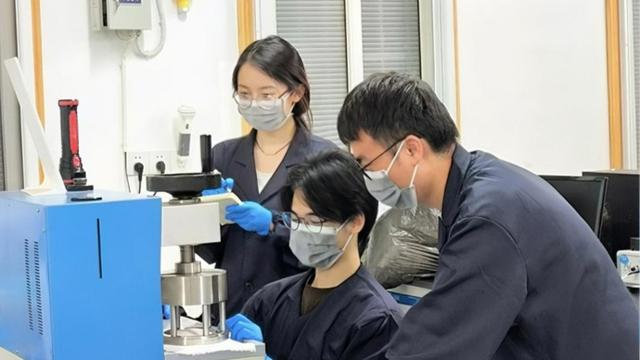 攻克世界难题！中国自主研发冲锋衣无氟面料，价格仅国际同类1/3