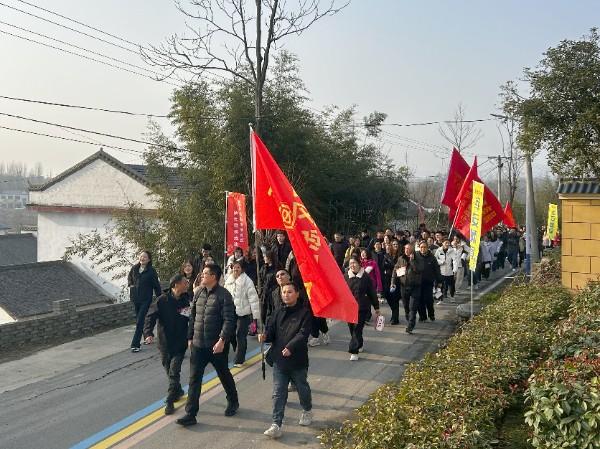 新春登高启新程 健身聚力绘新篇 信阳市浉河区新年登高活动燃动大尖山